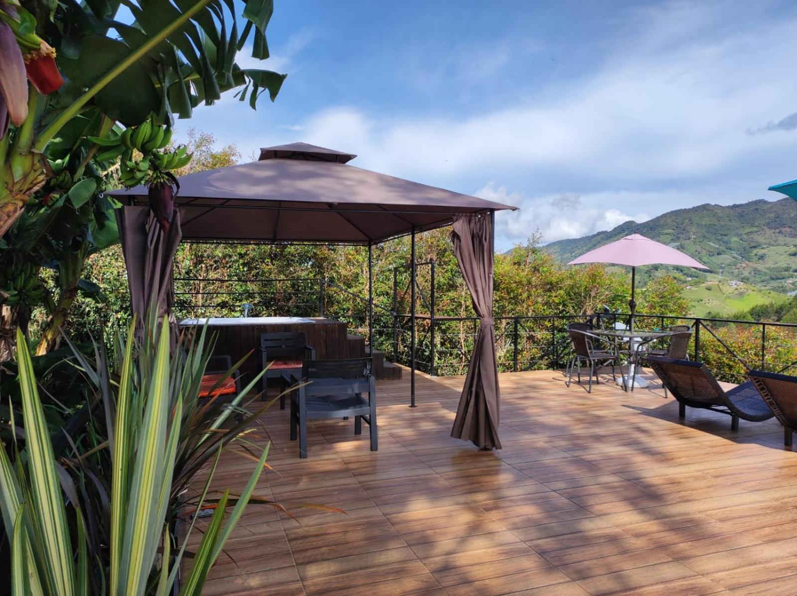 Glamping Montecarlo Cubo De Madera-guatape Campsite Guatape
